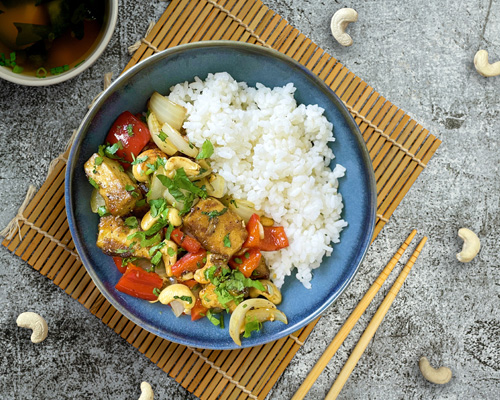 Tofu Extra salteado con cebolla y anacardos